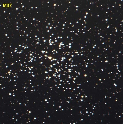 Típus: Nyílthalmaz, &alpha; = 5:52:18.3, &delta; = 32:33:11, Csillagkép: Auriga | Szekeres, Fényesség: 5.6, Méret: 900