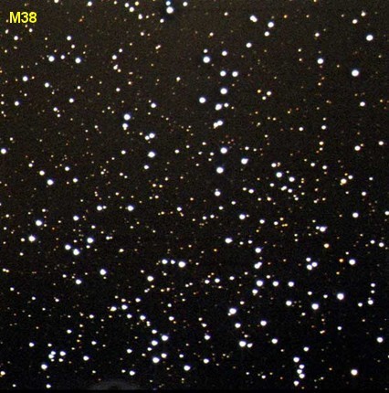 Típus: Nyílthalmaz, &alpha; = 5:28:40, &delta; = 35:50:54, Csillagkép: Auriga | Szekeres, Fényesség: 6.4, Méret: 900