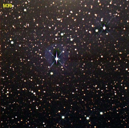 Típus: Nyílthalmaz, &alpha; = 21:31:42, &delta; = 48:25:0, Csillagkép: Cygnus | Hattyú, Fényesség: 4.6, Méret: 1860